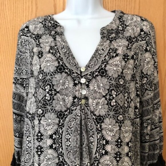 Fig and Flower Anthropologie Black White High Low Flowy Tunic Crochet Cuffs 2X - Picture 2 of 9